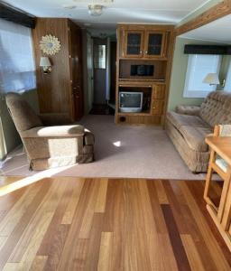C12-trailer-interior-livingroom